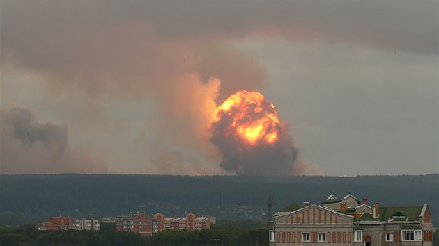 Plameny a kou stoupajc z msta vbuch v muninm skladu pobl ruskho msta Ainsk v Krasnojarskm regionu (5. 8. 2019).