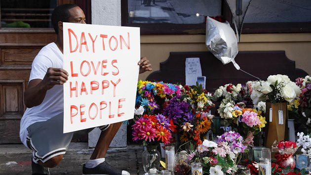 Damon Smith a jeho pozitivn vzkaz ped pchodem prezidenta Donalda Trumpa do Daytonu, pobl provizornho pamtnku zabitch a zrannch obt hromadnho stlen, ke ktermu dolo v okrese Oregon (7. 8. 2019).