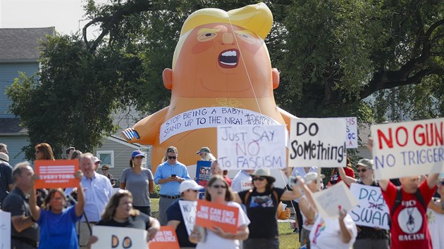 Lid v americkm Daytonu  protestuj proti pletu prezidenta Trumpa (7. 8. 2019).