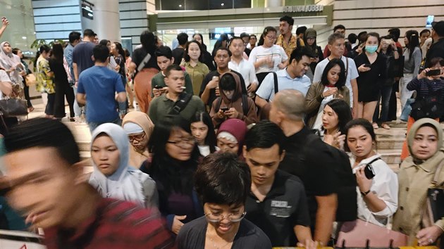 Lid odchzej z obchodnho centra v Jakart pot, co Indonsii zashlo zemtesen. (2. srpna 2019)


People leave a shopping mall following an earthquake in Jakarta, Indonesia, Friday, Aug. 2, 2019. A strong earthquake struck off the coast of Indonesia's Java island on Friday, swaying buildings as far away as the capital and prompting national authorities to urge those in coastal areas to head to higher ground in case of a tsunami. (AP Photo/Dita Alangkara)