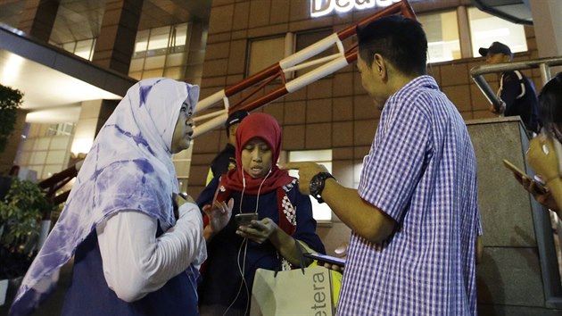 Lid se evakuovali z budov v Jakart pot, co Indonsii zashlo zemtesen. (2. srpna 2019)