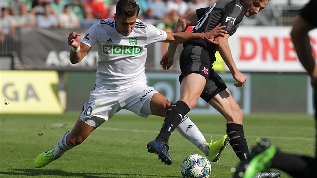 Ondřej Lingr z Karviné (v bílém) a Alex Král ze Slavie se přetlačují v souboji o balon.