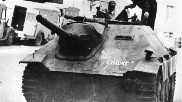 Tento stha tank Jagdpanzer 38(t) ukoistn Nmcm varavskmi povstalci dostal bojov jmno Chwat. Pozdji se stal integrln soust jedn z barikd.