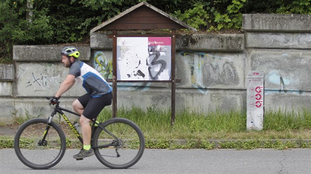 Cyklistick a turistick systm Stbrn pomez byl uveden do provozu v kvtnu 2011. V Malm Beranov (na snmku) je dnes flie s mapou na infopanelu rozpadl a zcela neiteln.