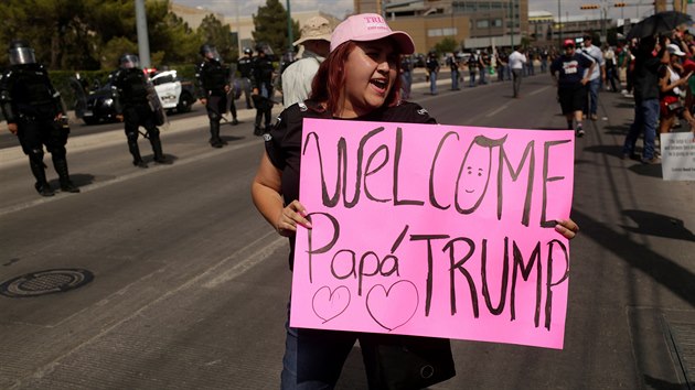 Krom odprc byli v ulicch El Pasa i pznivci prezidenta Donalda Trumpa. (7. srpna 2019)