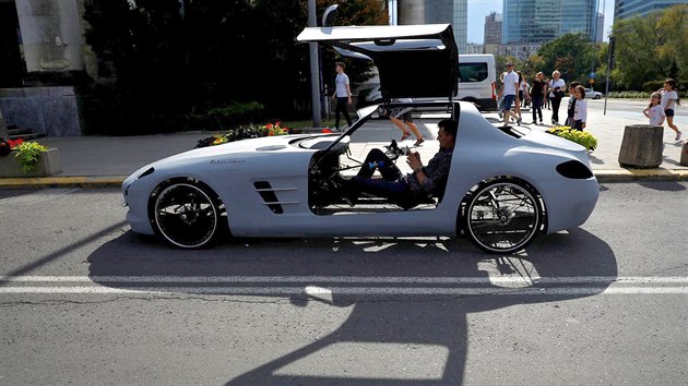 Polsk kutil Andrzej Burek si postavil lapac supersport Mercedes SLS