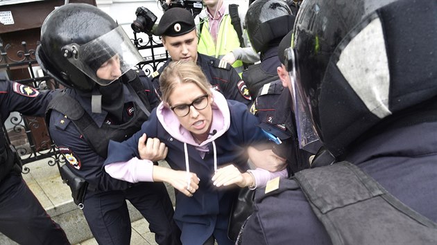 Policie Sobolovou zadrela jet ped sobotn demonstrac za svobodn volby. Opozin politiku vythli z taxku.(3. srpna 2019)