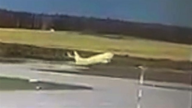 Rusk Boeing 737 spolenost S7 Airlines pejel pi startu z moskevskho letit Domoddovo vzletovou drhu. (5. srpna 2019)