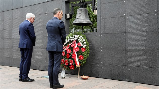 Nmeck ministr zahrani Heiko Maas (vpravo) poloil se svm polskm kolegou Jackem Czaputowiczem vnec u pamtnku obtem Varavskho povstn ve tvrti Wola. (1. srpna 2019)