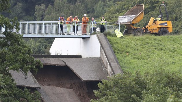 Pokozen hrz vodn ndre ve Whaley Bridge (1. srpna 2019)