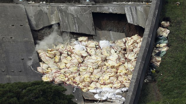 Vojci za pomoci vrtulnku hrz vyztuili stovkami tun psku a trku (3. srpna 2019)