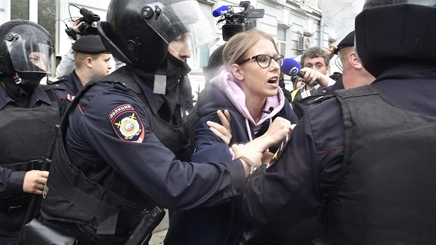 Prominentn opozin aktivistka Ljubov Sobolov byla zatena, kdy se chtla dopravit na demonstraci za povolen asti opozice ve volbch do moskevskho zastupitelstva. (Moskva, 3.8.2019)