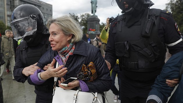 Policie zatkla stovky lid na demonstraci za povolen asti opozice ve volbch do moskevskho zastupitelstva. (Moskva, 3.8.2019)
