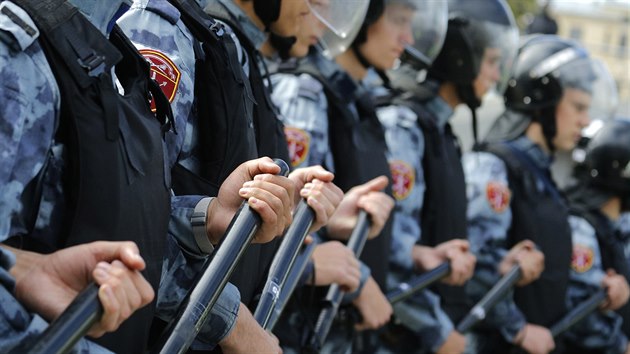 Stovky policist zasahovalo proti demonstraci za povolen asti opozice ve volbch do moskevskho zastupitelstva. (Moskva, 3.8.2019)