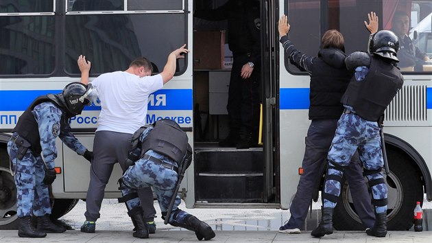 Policie zatkla stovky lid na demonstraci za povolen asti opozice ve volbch do moskevskho zastupitelstva. (3. srpna 2019)