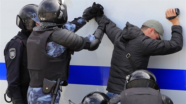 Stovky policist zasahovaly proti demonstraci za povolen asti opozice ve volbch do moskevskho zastupitelstva. (3. srpna 2019)