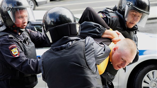 Stovky policist zasahovaly proti demonstraci za povolen asti opozice ve volbch do moskevskho zastupitelstva. (3. srpna 2019)