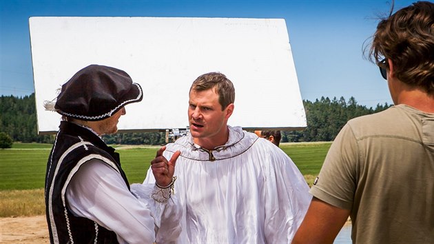 Soustedn pi naten.

Reisr Josef Pecl nat historick seril o rybnki Jakubu Krnovi, kterho ztvrn herec Ondej Vesel. Filmai toili u rybnka za osadou Zahrdka u Chabiovic na eskokrumlovsku. (ervenec 2019)