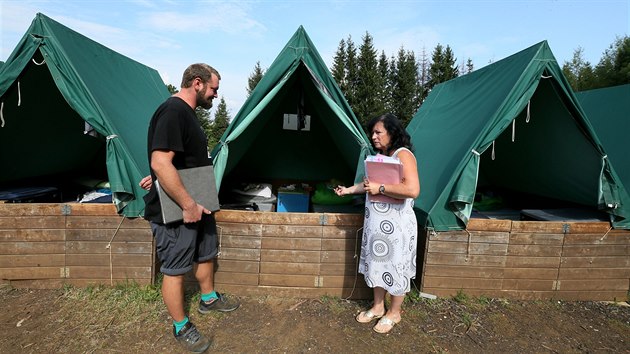 Alena Vokurkov z Krajsk hygienick stanice rozmlouv s hlavnm vedoucm pionrskho tbora ve Verneicch Josefem Takem. Hygienika prv kontroluje, zda stany maj sprvnou podlahu, aby vci dt zstaly v suchu i pi delch detch.