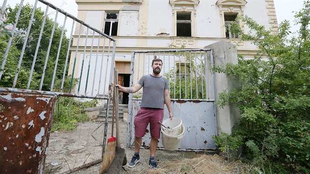 Litvnovsk zastupitel Petr Globonk stoj ped znienou vilkou v janovskm ghettu, kter m bt po oprav jeho novm domovem. Chce tm dostt pedvolebnmu slibu.