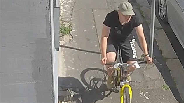 Neznm cyklista, kterho jako ppadnho svdka pepaden chomutovskho klenotnictv hled Policie R.