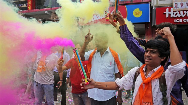 Pznivci vldn Indick lidov strany (BJP) ve mst Ahmadbd oslavuj nazen o zruen zvltnho statusu Kamru. (5. srpna 2019)