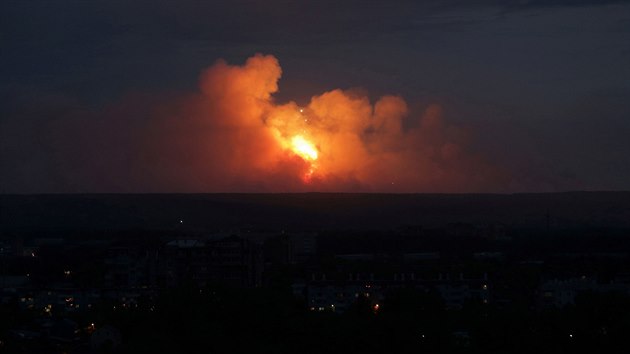 Plameny a kou stoupaj z msta vbuch v muninm skladu pobl ruskho msta Ainsk v Krasnojarskm regionu. (5. srpna 2019)