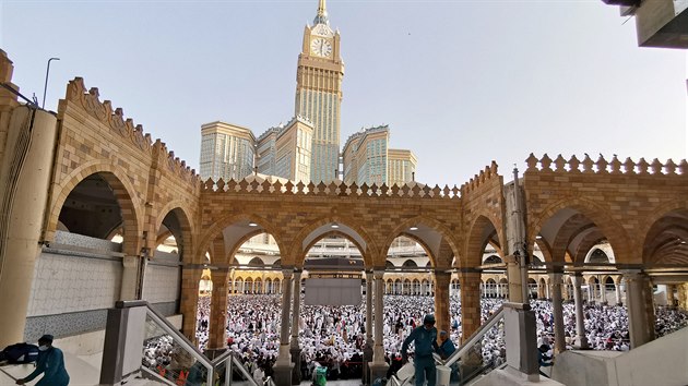 Statisce muslim se sjely do sadskoarabsk Mekky na tradin pou, modlili se u Velk meity. (8. srpna 2019)