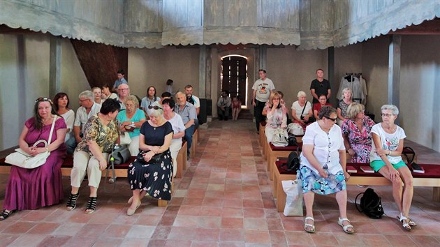 Kostel sv. Jakuba Vtho stojc v arelu hbitova v Ostrov byl znovu vysvcen.