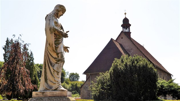 Kostel sv. Jakuba Vtho stojc v arelu hbitova v Ostrov byl znovu vysvcen.