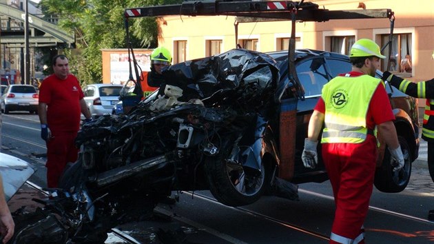 U stetu tramvaje s osobnm autem v ulici Blehradsk zasahuje jednotka praskch hasi z centrln stanice.  (9. srpna 2019).