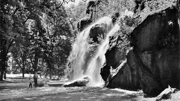 Historický snímek jedné z někdejších dominant Olomouce, vodopádu v Bezručových sadech vedle vstupu z Kosinovy ulice.