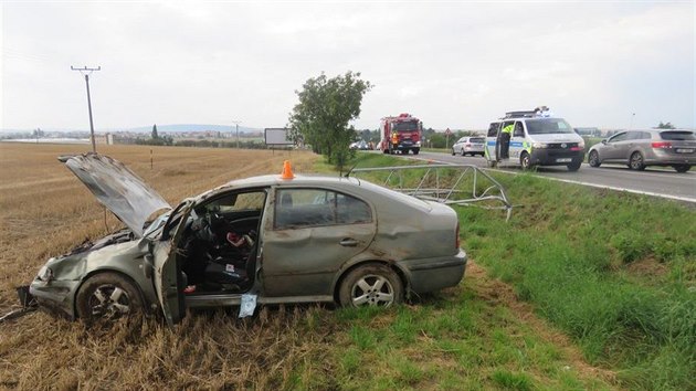 idika se pobl Prostjova na moment pestala vnovat pln zen, vyjela ze silnice a smetla informan tabuli.