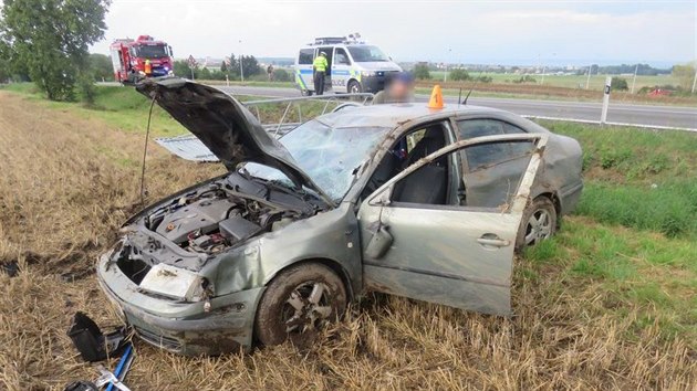 idika se pobl Prostjova na moment pestala vnovat pln zen, vyjela ze silnice a smetla informan tabuli.