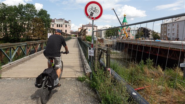 Po lvce pes Moravu nahrazujc v Olomouci pestavovan most cyklist nesm jezdit, dodruje to ovem jen st z nich. Lid, kte tu bydl, si tak opakovan stuj na hluk drncch prken, kter je obtuje hlavn ve veernch a nonch hodinch.