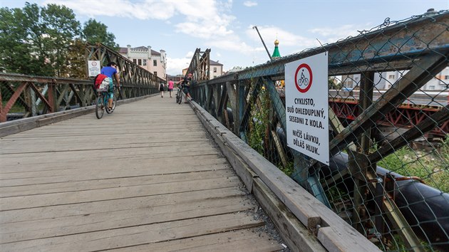 Po lvce pes Moravu nahrazujc v Olomouci pestavovan most cyklist nesm jezdit, dodruje to ovem jen st z nich. Lid, kte tu bydl, si tak opakovan stuj na hluk drncch prken, kter je obtuje hlavn ve veernch a nonch hodinch. Zkaz proto te doplnily dal cedule vyzvajc k ohleduplnosti.