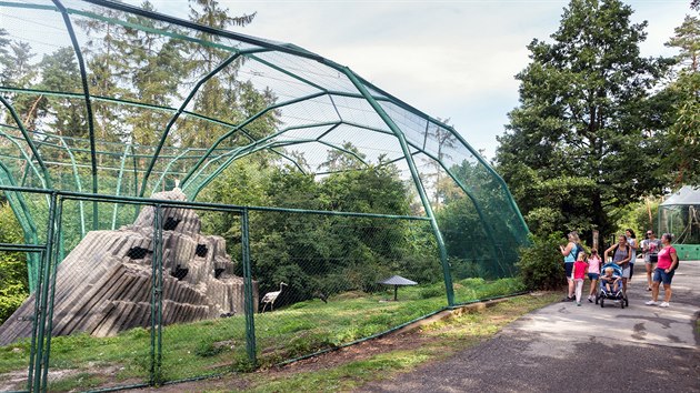 Ob volira v olomouck zoologick zahrad zvan Bbovka m za sebou velkou obnovu. Ptci u se oni vrtili, od podzimu pak budou moci pmo mezi n vyrazit nvtvnci. Novinkou je zde tak uml skla, kter je napodobeninou ediovch varhan.