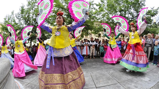 Mezinrodn folklorn festival nabz kadoron v umperku ukzky folkloru a tradic z celho svta. Na snmku z jednoho z pedchozch ronk soubor z Jin Koreje.