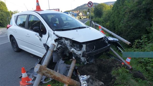 idika projdjc Zlatmi Horami se ohldla po peven koce, vyjela ze silnice a narazila do mostku a zbradl.