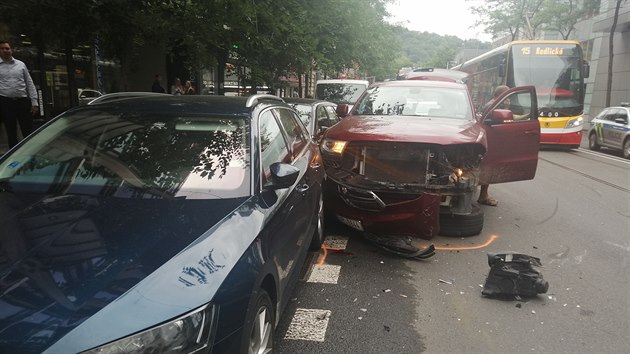 V Praze v Radlick ulici se pevrtilo auto na stechu. (6. srpna 2019)