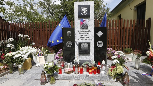 Patrik tpnek je pohben u svho rodnho domu v Mokrouch. Pomnk nechal vybudovat jeho bratr Filip, kter v jnu nastoup do armdy. (6. srpna 2019)