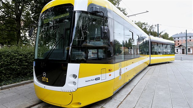 V Plzni zaaly jezdit nov nzkopodlan tramvaje, kter jsou vybaveny klimatizac. Vejde se do nich vce lid a jsou na rozdl od pedchdc ti. (8. 8. 2019)