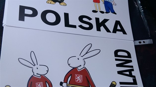 Milan Holar si na cestu autostopem z Prahy do estonskho Tallinnu pipravil vtipn cedule.