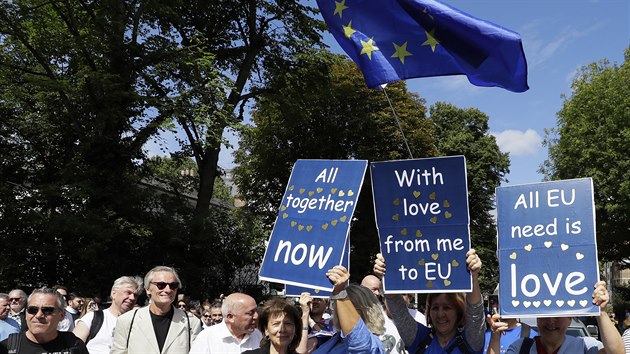 Vro na pechodu v Abbey Road vyuili i odprci brexitu.