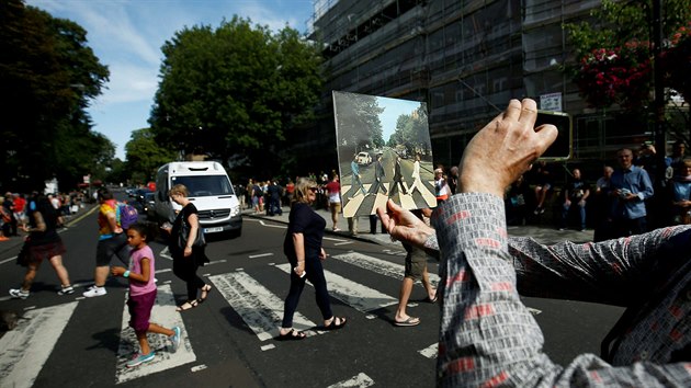Fanouci pili oslavit padest let od pozen snmku na pebal desky Abbey Road. Kam jinam, ne na slavn pechod u londnskho nahrvacho studia.