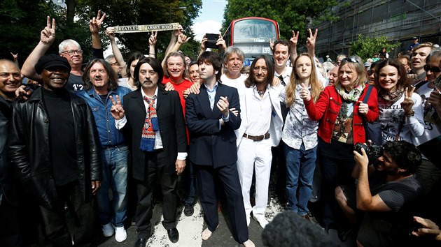 Fanouci pili oslavit padest let od pozen snmku na pebal desky Abbey Road.