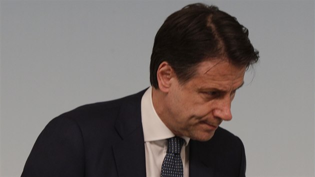 Italsk premir Giuseppe Conte na tiskov konferenci (8. srpna 2019).