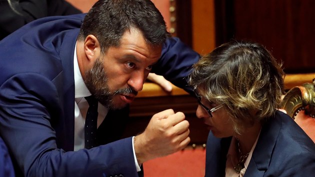 Italsk vicepremir a f vldn krajn pravicov Ligy Matteo Salvini a ministryn Giulia Bongiornov diskutuj po schzce vldy (5. srpna 2019).