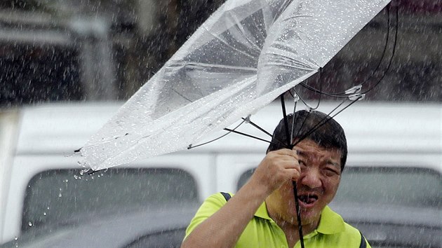 Mu na Tchaj-wainu dr detnk proti silnmu nporu vtru zpsobenho tajfunem Lekima (9. srpna 2019).