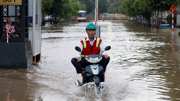 Mu projd zaplavenou ulic po dn tajfunu Wipha v Hanoi ve Vietnamu (4. srpna 2019).